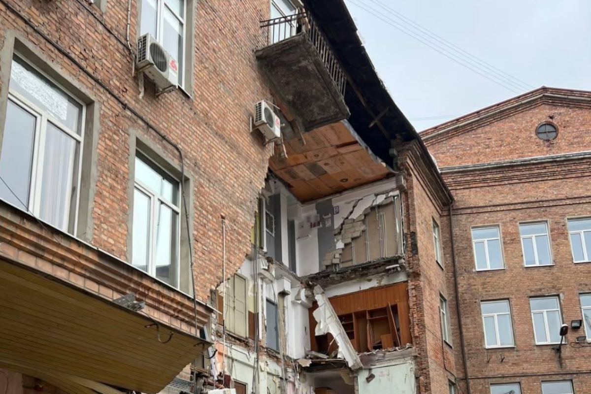 В Харькове обрушился 4-этажный дом В Харькове обрушился 4-этажный дом