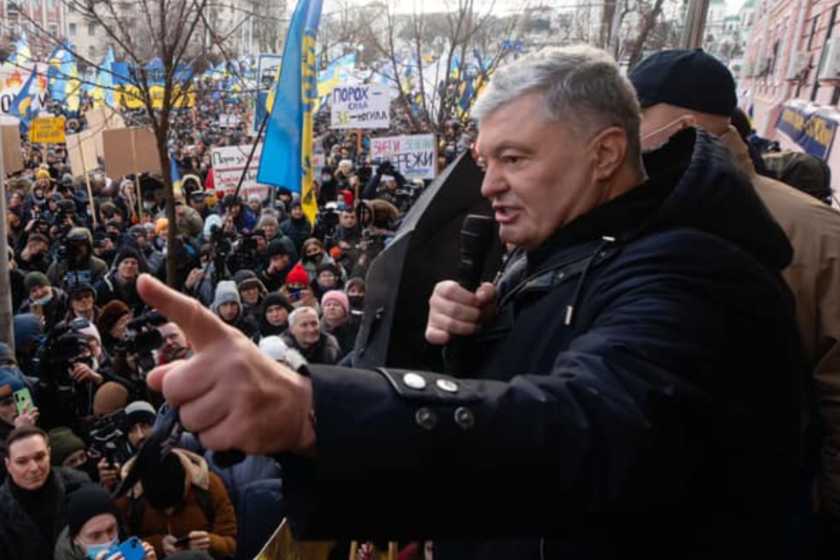"Наша місія - не дати владі Зеленського перетворити країну на ерзац Росії": Порошенко виступив із заявою після суду "Наша місія - не дати владі Зеленського перетворити країну на ерзац Росії": Порошенко виступив із заявою після суду