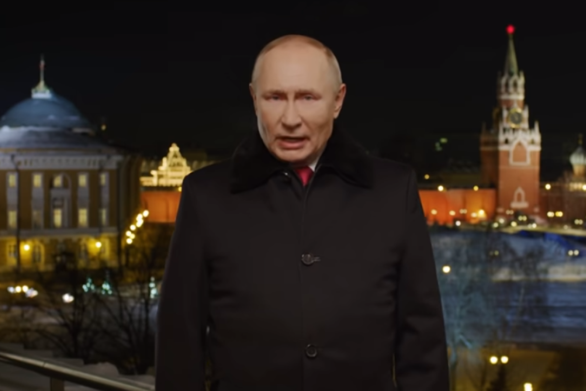 Сеть обсуждает странный вид Путина в новогоднем обращении Сеть обсуждает странный вид Путина в новогоднем обращении