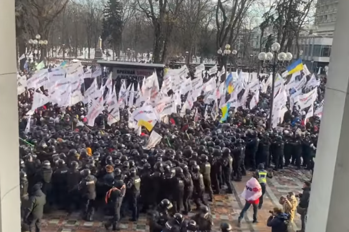 Во время стычек под Верховной Радой пострадали 18 полицейских и 3 протестующих Во время стычек под Верховной Радой пострадали 18 полицейских и 3 протестующих