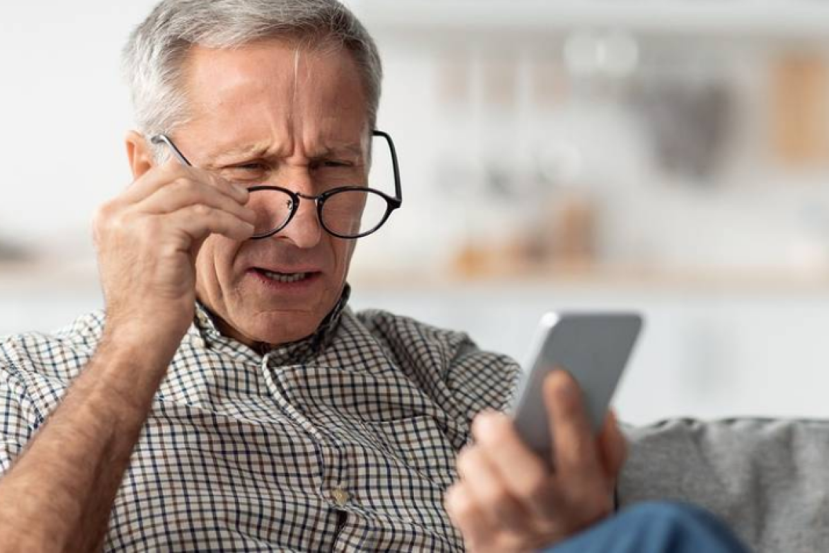 Що не так з "Єбабусею": Ідею Зеленського роздавати пенсіонерам смартфони розкритикували в пух і прах Що не так з "Єбабусею": Ідею Зеленського роздавати пенсіонерам смартфони розкритикували в пух і прах