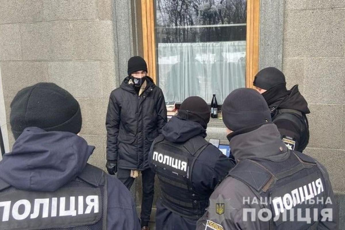 В Киеве мужчина бросил молоток в окно Верховной Рады В Киеве мужчина бросил молоток в окно Верховной Рады