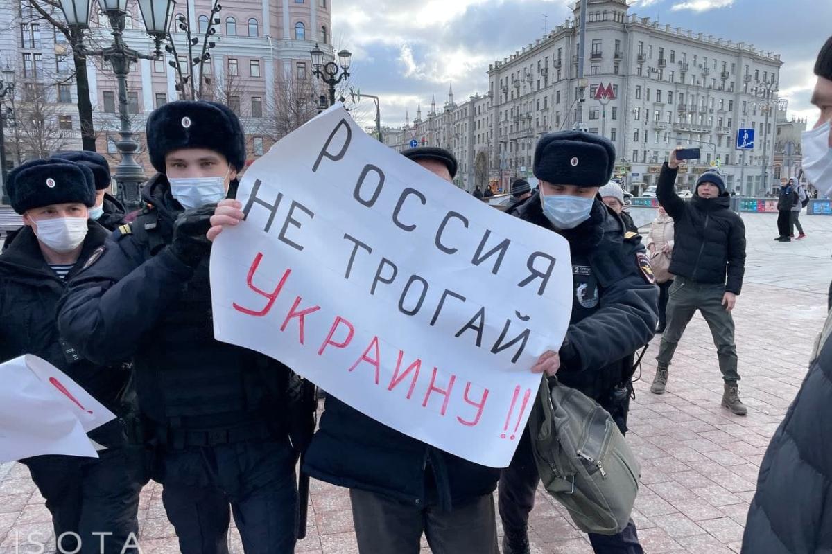 Росіяни вийшли на пікети проти війни з Україною, їх затримали Росіяни вийшли на пікети проти війни з Україною, їх затримали