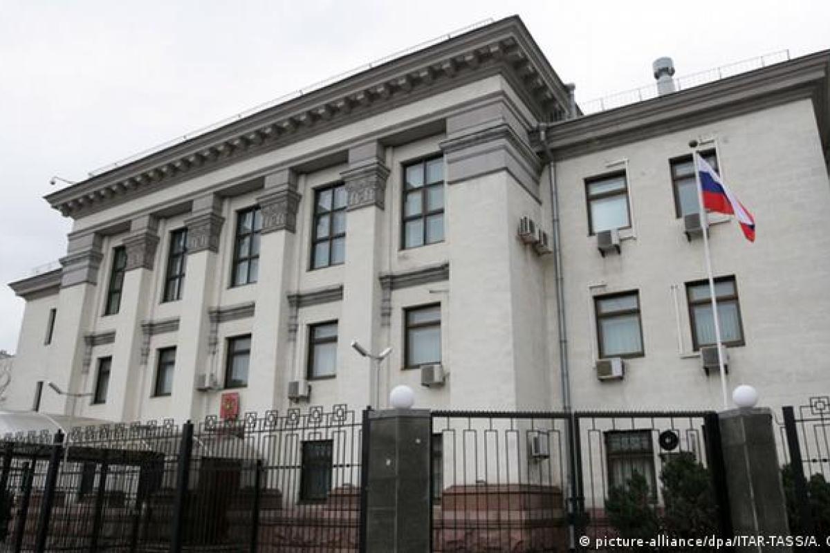 Россия эвакуирует из Украины свои посольства и консульства Россия эвакуирует из Украины свои посольства и консульства