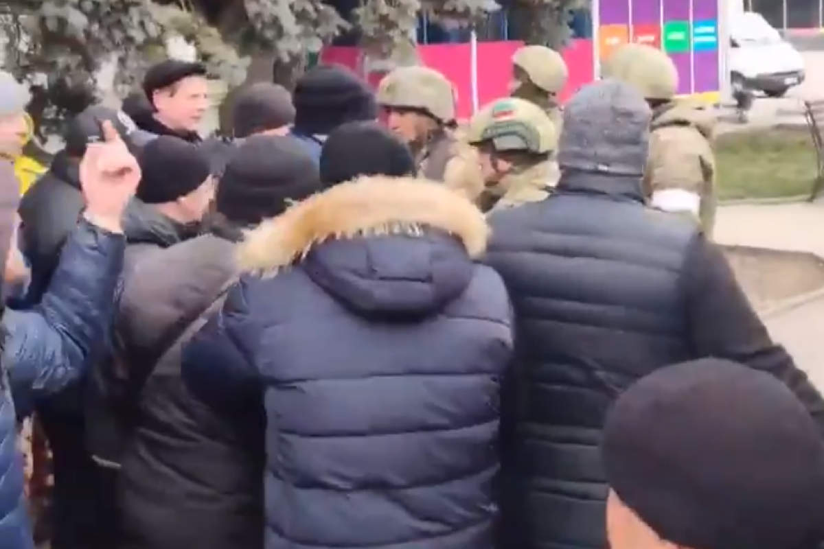 Мешканці захопленого росіянами Бердянська повстали проти окупантів: відео Мешканці захопленого росіянами Бердянська повстали проти окупантів: відео