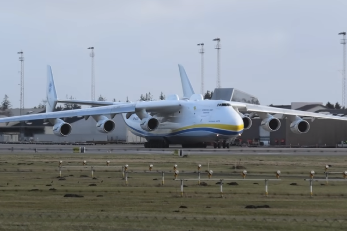 "Мрія" викликала фурор у Данії: подивитися на літак-гігант прийшли тисячі людей "Мрія" викликала фурор у Данії: подивитися на літак-гігант прийшли тисячі людей