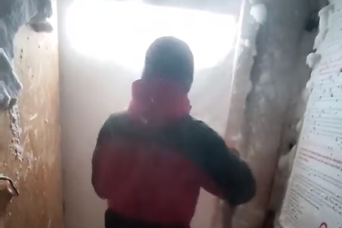 "Должны еще откопаться": В Карпатах пост спасателей завалило снегом - видео "Должны еще откопаться": В Карпатах пост спасателей завалило снегом - видео