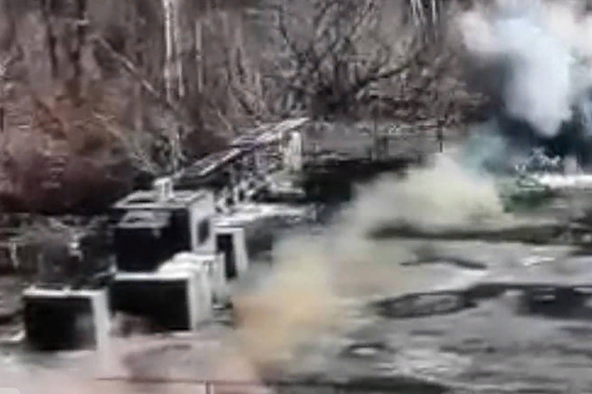 Луганщина під вогнем: жителі Щастя та Врубівки перебувають у бомбосховищах, пошкоджено комунікації Луганщина під вогнем: жителі Щастя та Врубівки перебувають у бомбосховищах, пошкоджено комунікації