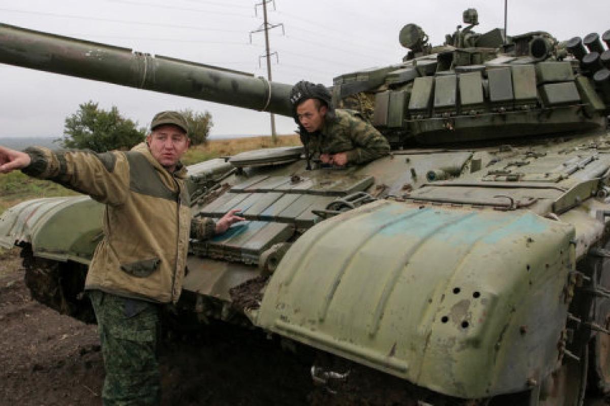 Из Донецка на передовую выехала колонна военной техники (видео)