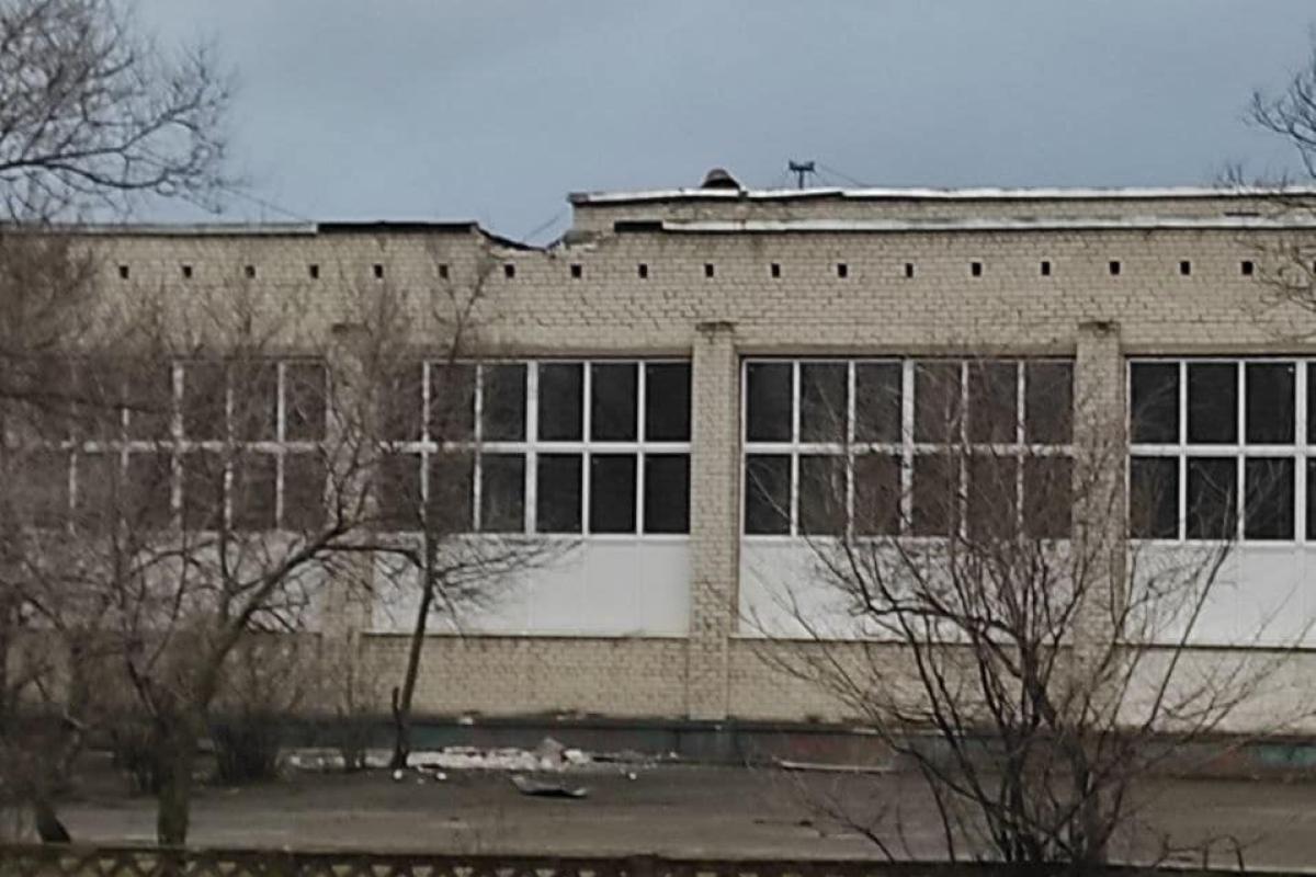 У Сєвєродонецьку окупанти обстріляли школу, у сховищі якої перебували люди (відео) У Сєвєродонецьку окупанти обстріляли школу, у сховищі якої перебували люди (відео)