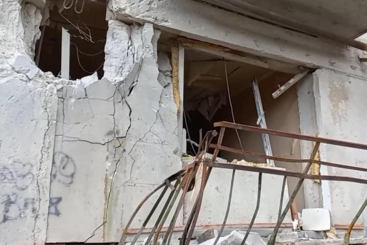У Лисичанську внаслідок обстрілів поранено родину, діти у важкому стані У Лисичанську внаслідок обстрілів поранено родину, діти у важкому стані
