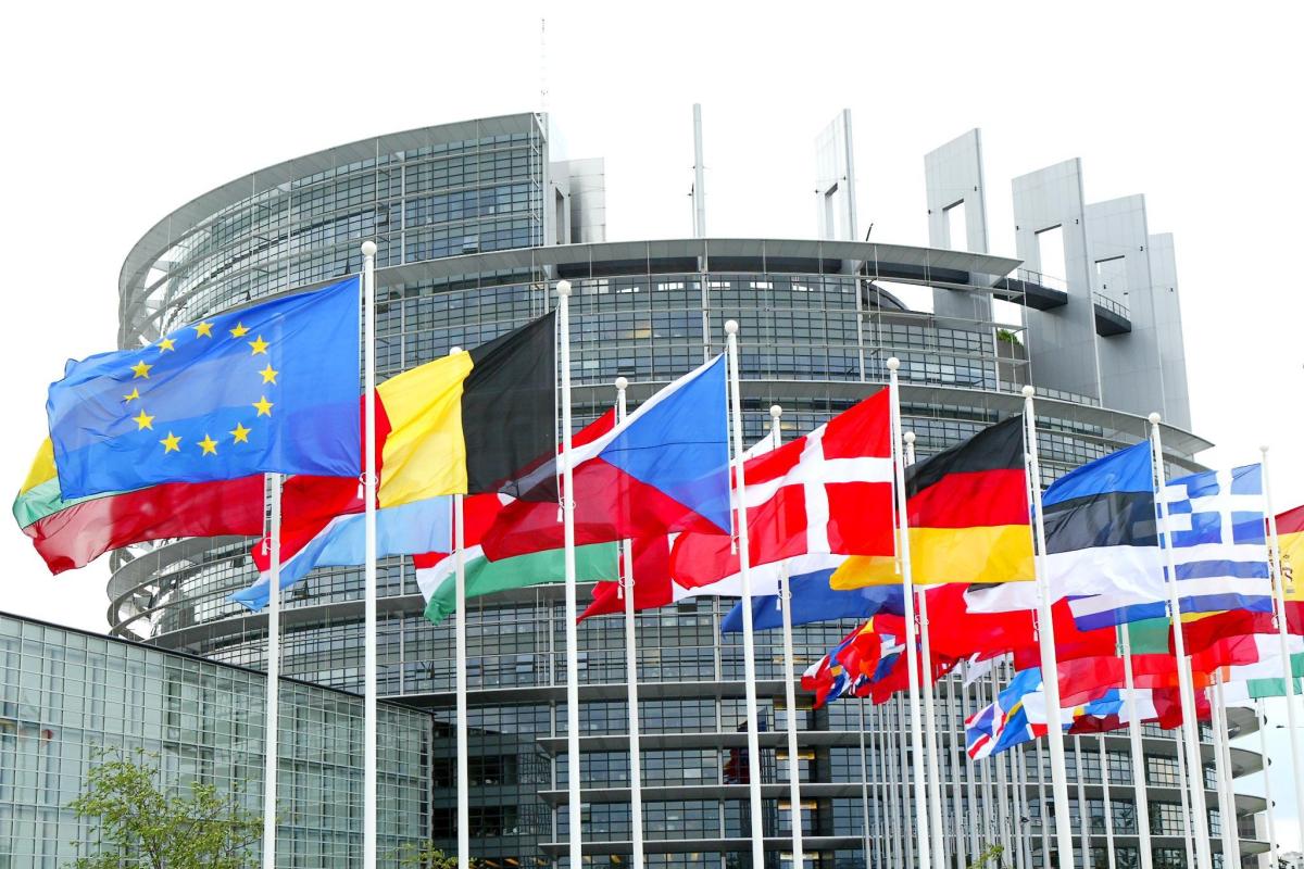 Европарламент рекомендовал предоставить Украине статус кандидата на вступление в ЕС Европарламент рекомендовал предоставить Украине статус кандидата на вступление в ЕС