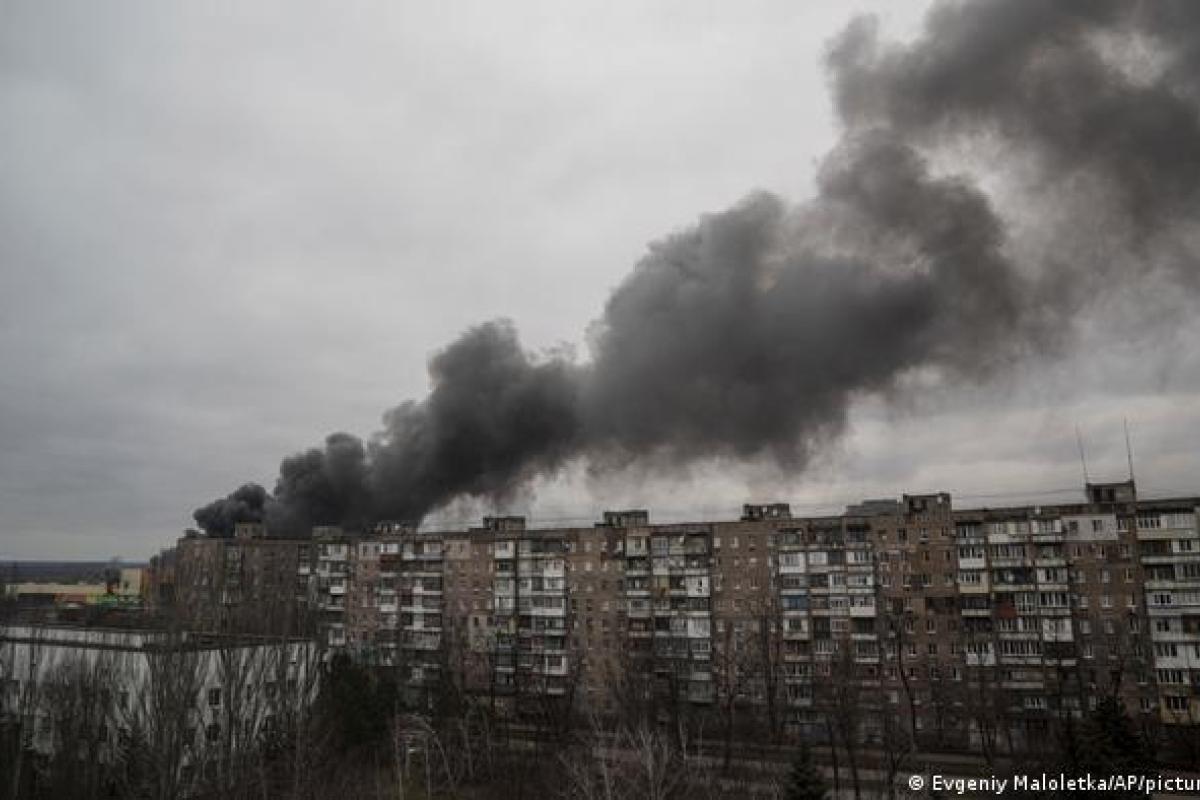 Из Мариуполя впервые открылся гуманитарный коридор: жители выезжают на своих машинах Из Мариуполя впервые открылся гуманитарный коридор: жители выезжают на своих машинах