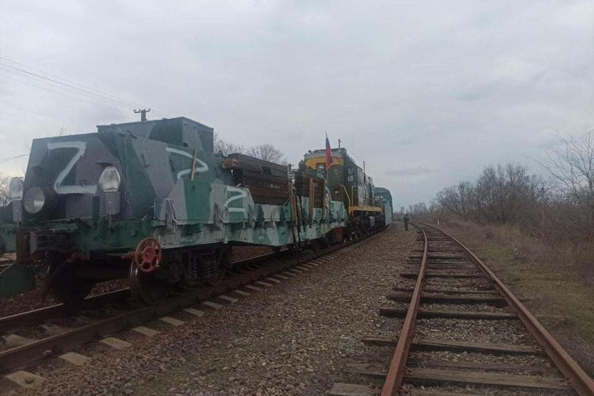 "Скоро тачанки поедут": Россияне пригнали в Мелитополь бронепоезд "Скоро тачанки поедут": Россияне пригнали в Мелитополь бронепоезд