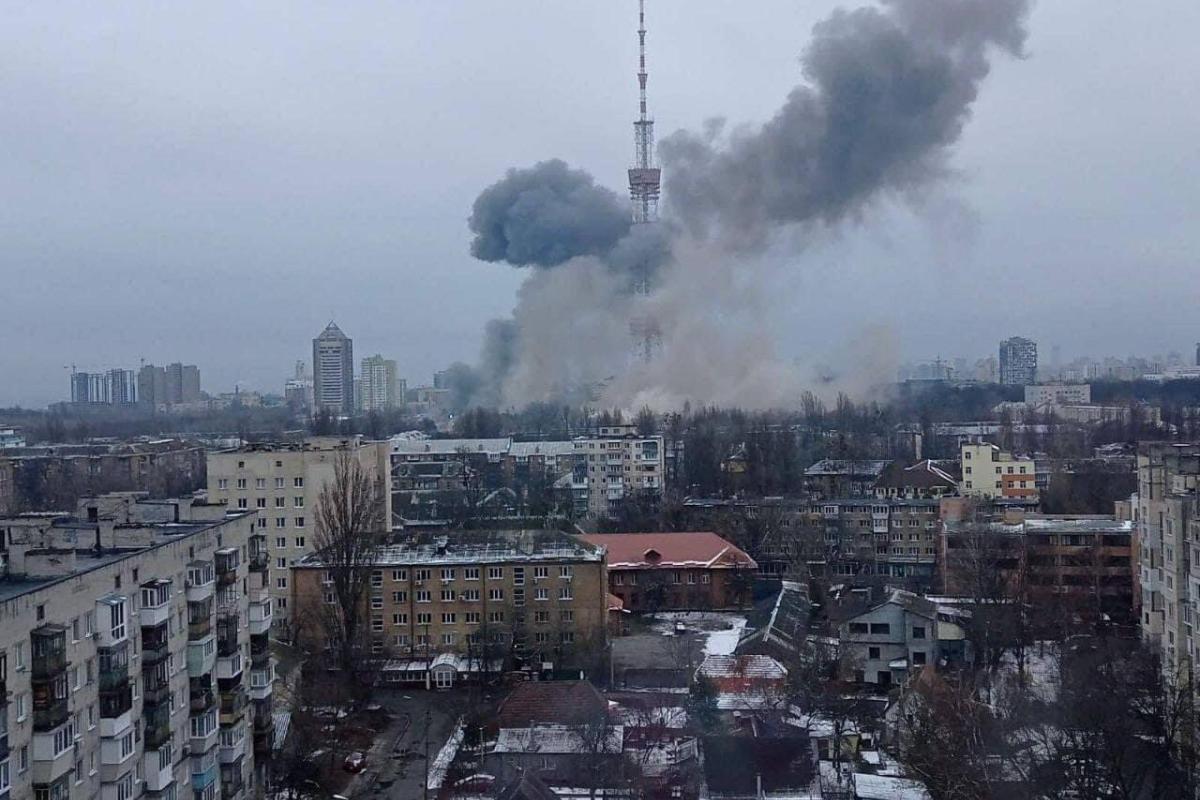 Россияне нанесли удар по телебашне в Киеве Россияне нанесли удар по телебашне в Киеве