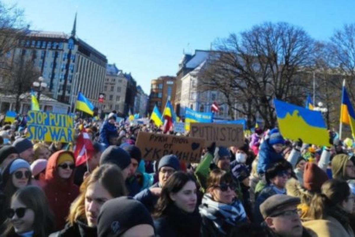 "Нет войне": В Латвии сотни людей вышли в поддержку Украины "Нет войне": В Латвии сотни людей вышли в поддержку Украины
