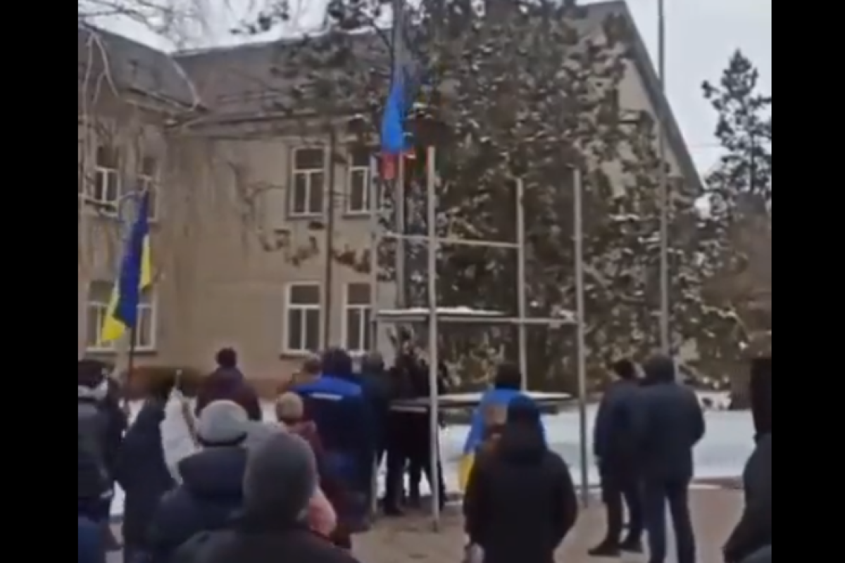 Луганщина - це Україна: У Старобільську місцеві жителі зірвали та спалили прапор окупантів