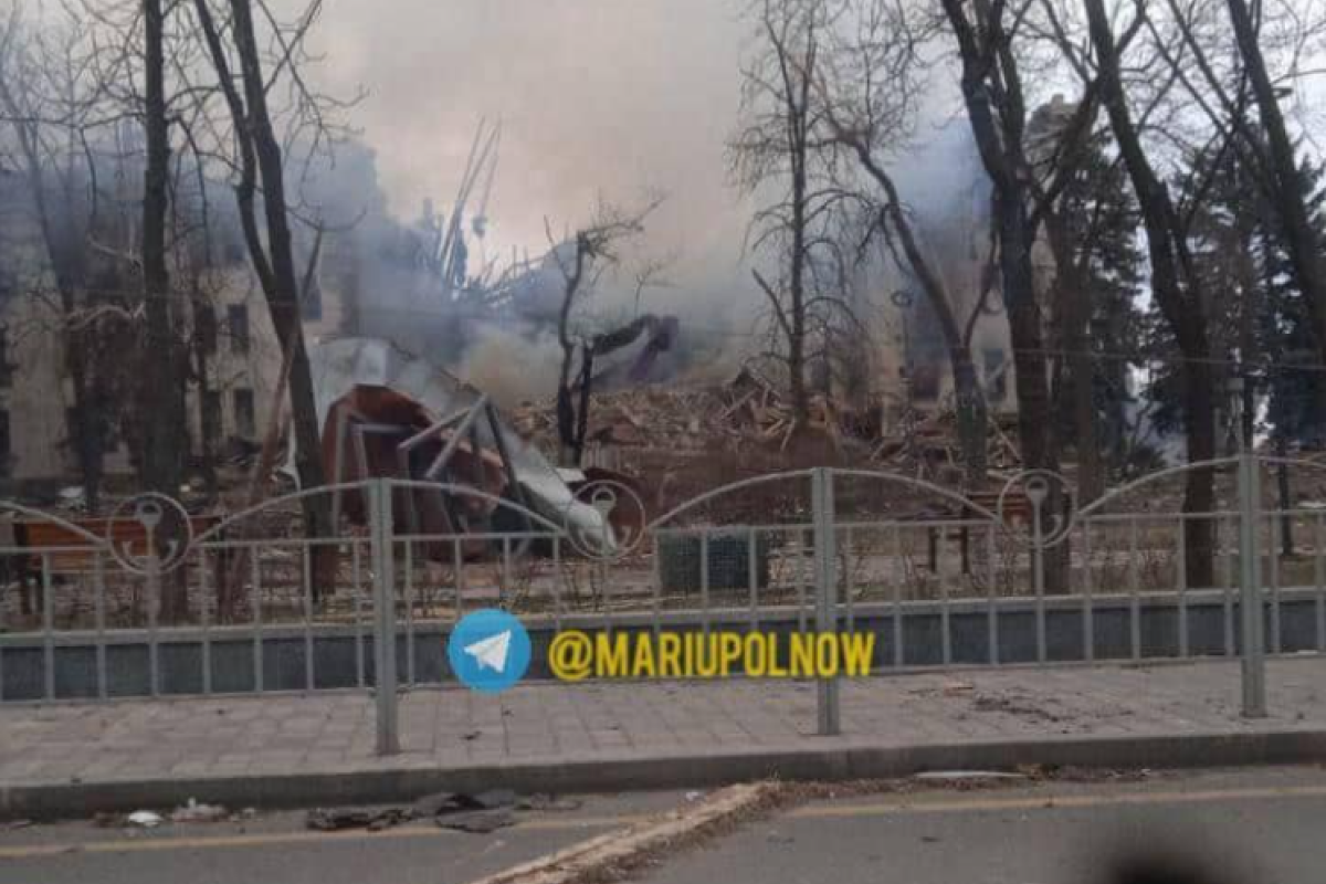 У Маріуполі російські фашисти скинули бомбу на Драмтеатр, де ховалися сотні мирних людей У Маріуполі російські фашисти скинули бомбу на Драмтеатр, де ховалися сотні мирних людей