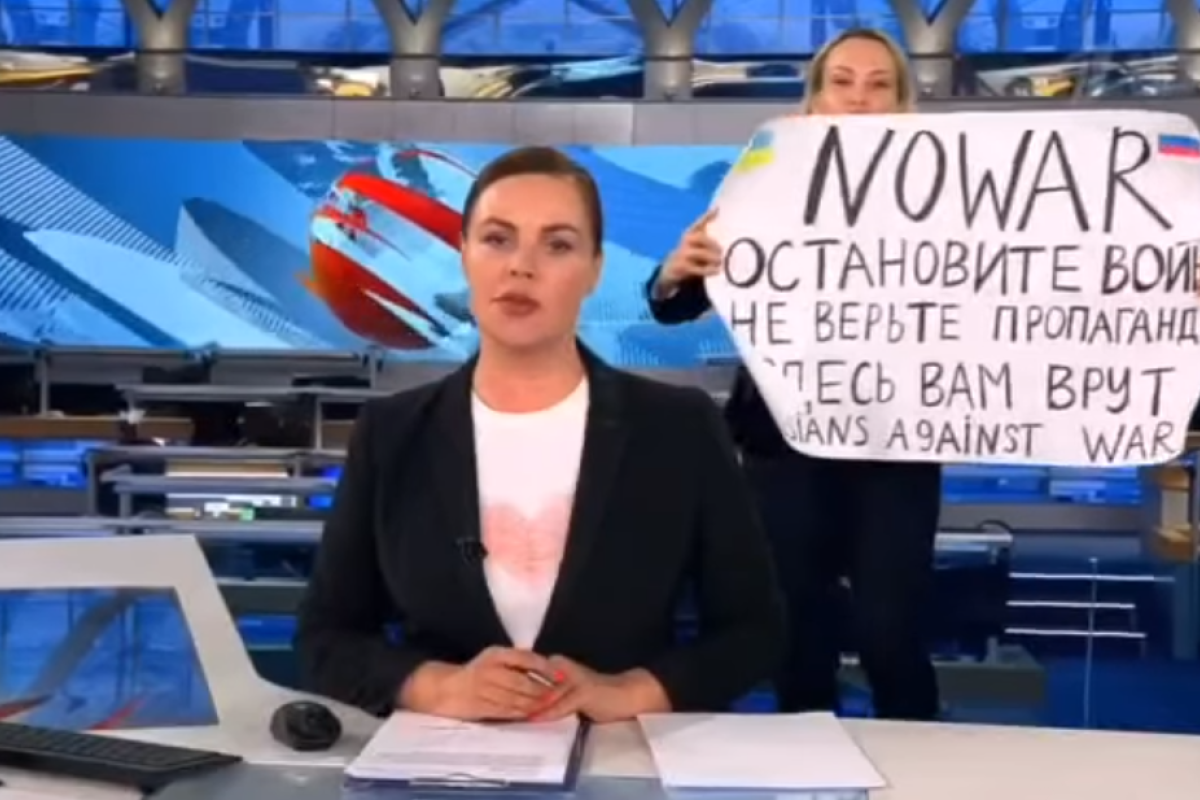 В ефір російського пропагандистського каналу увірвалася дівчина з плакатом проти війни В ефір російського пропагандистського каналу увірвалася дівчина з плакатом проти війни