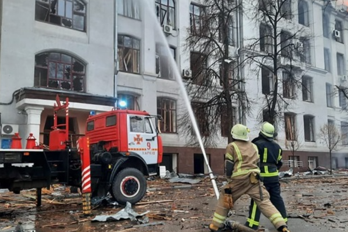 В Харькове разбирают завалы после ракетного удара: сообщается о жертвах В Харькове разбирают завалы после ракетного удара: сообщается о жертвах
