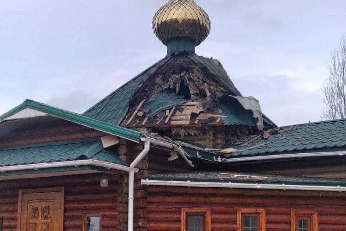 Російські військові обстріляли храм у Рубіжному: двоє священиків поранені Російські військові обстріляли храм у Рубіжному: двоє священиків поранені