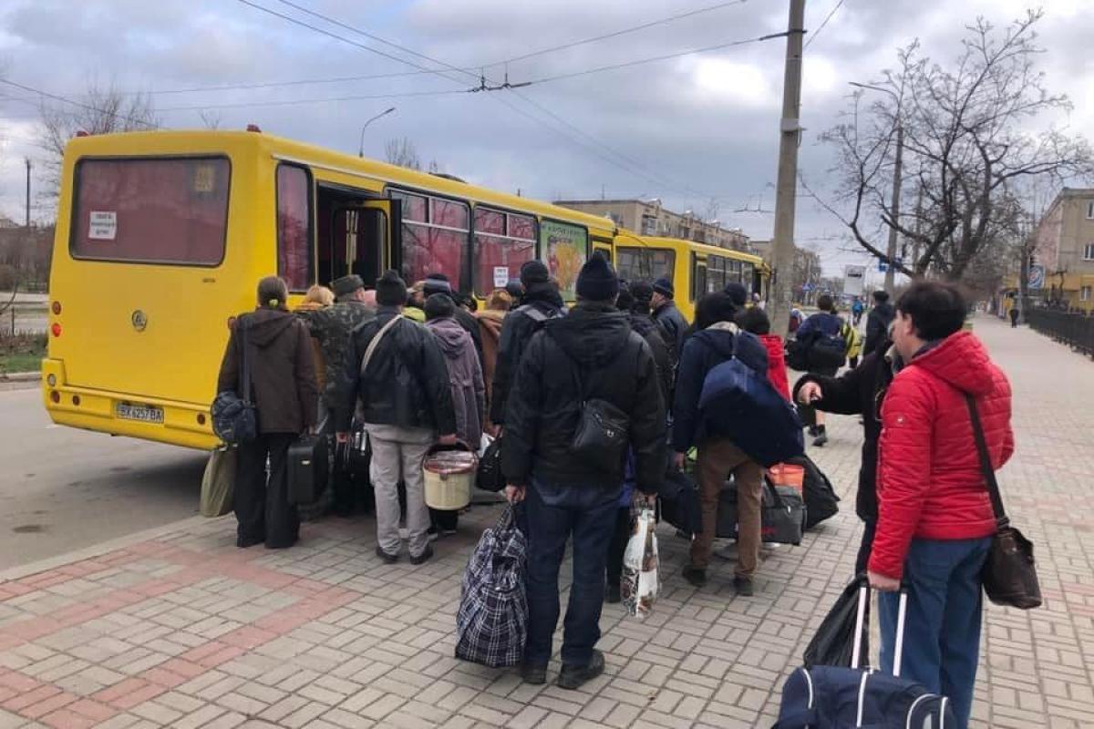 З Луганщини сьогодні евакуювали майже 1500 людей, але вивезти вдалося не всіх бажаючих З Луганщини сьогодні евакуювали майже 1500 людей, але вивезти вдалося не всіх бажаючих