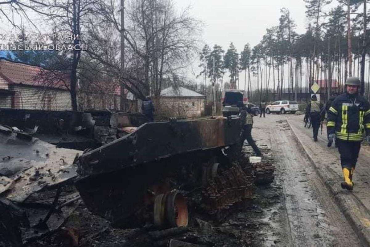 Оккупанты в Ирпене расстреляли и переехали танком женщин и девочек Оккупанты в Ирпене расстреляли и переехали танком женщин и девочек