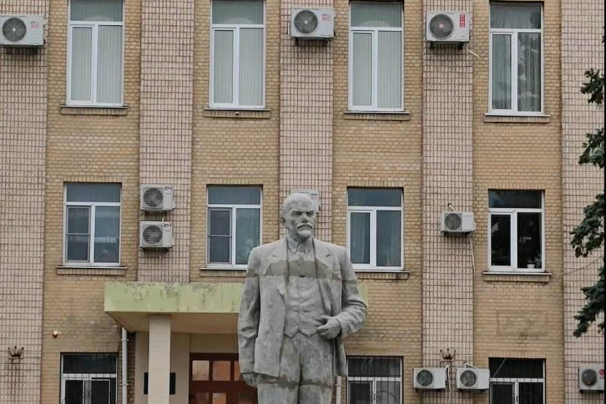 Оккупанты в Геническе вернули на место "декоммунизированный" ранее памятник Ленину Оккупанты в Геническе вернули на место "декоммунизированный" ранее памятник Ленину