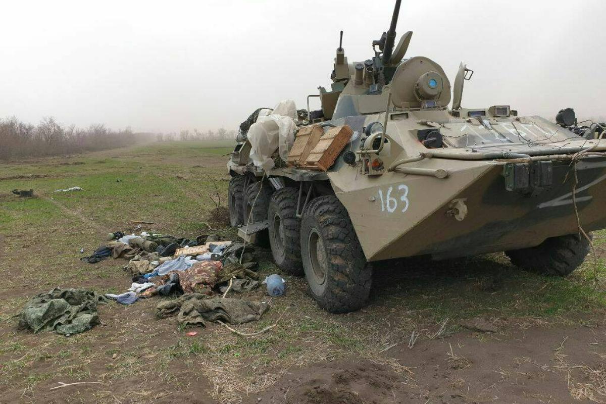 На сході окупанти понесли важкі втрати: рятуючись, кидали техніку, боєприпаси та "200-х" На сході окупанти понесли важкі втрати: рятуючись, кидали техніку, боєприпаси та "200-х"