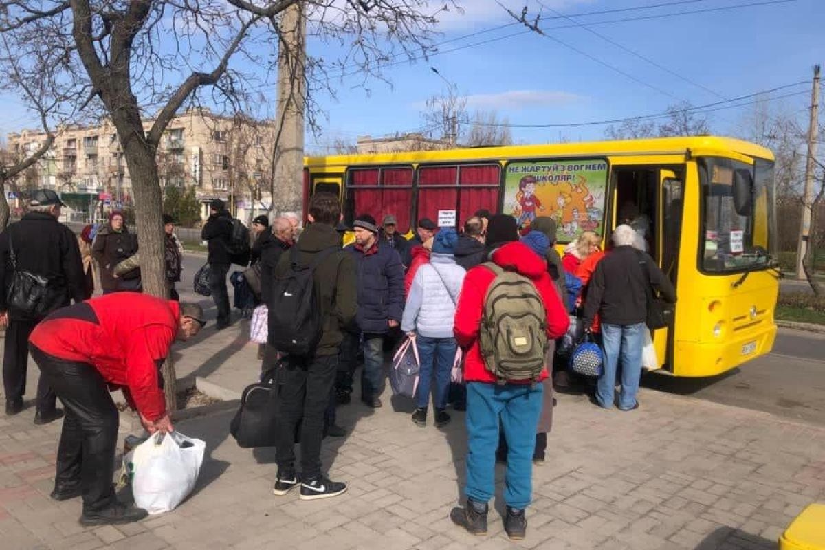 Эвакуация с Луганщины продолжается, хотя желающих стало меньше: из области вывезли еще 370 человек Эвакуация с Луганщины продолжается, хотя желающих стало меньше: из области вывезли еще 370 человек