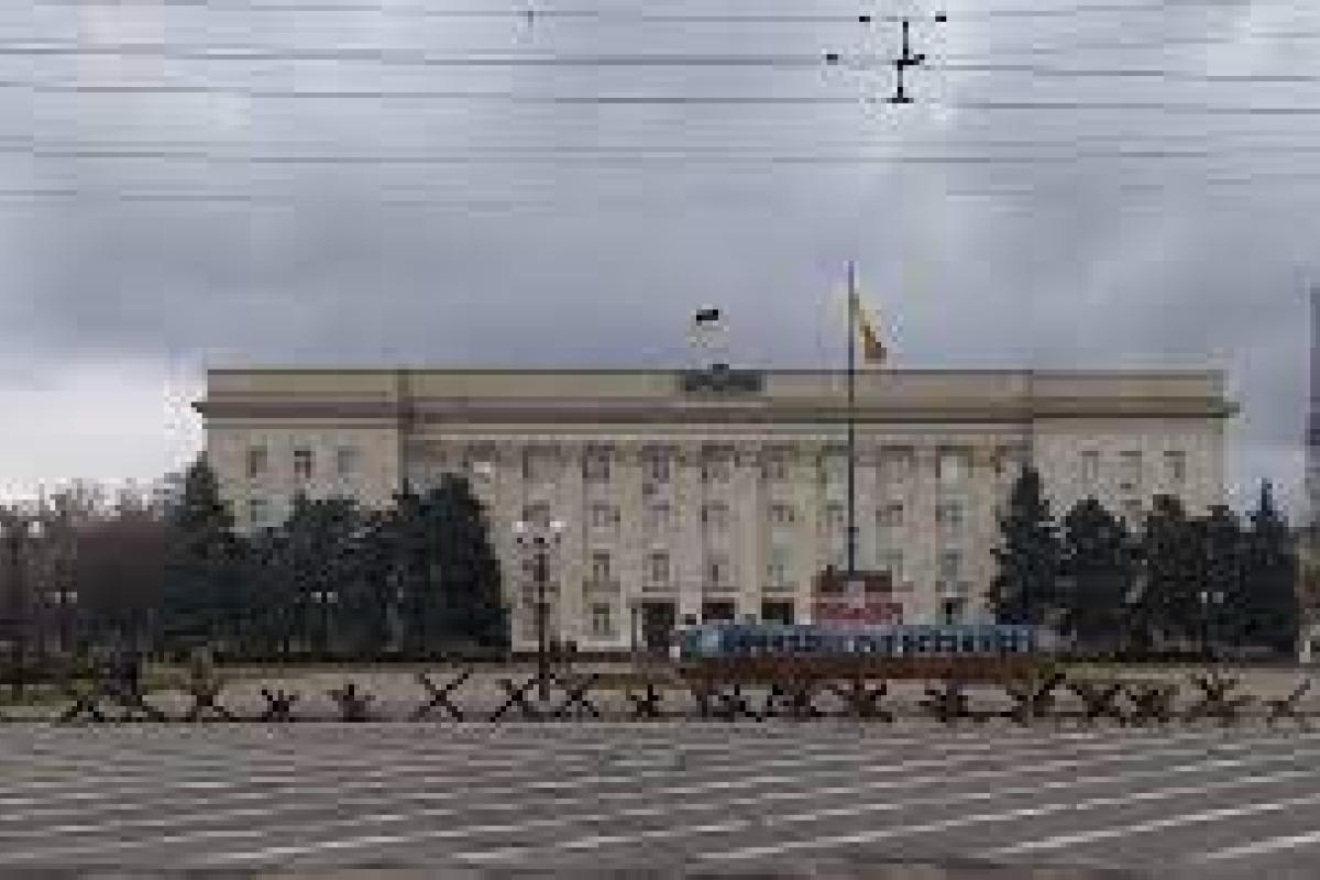 Будівлю міськради Херсона захоплено окупантами, але містяни не здаються та збираються на протести Будівлю міськради Херсона захоплено окупантами, але містяни не здаються та збираються на протести