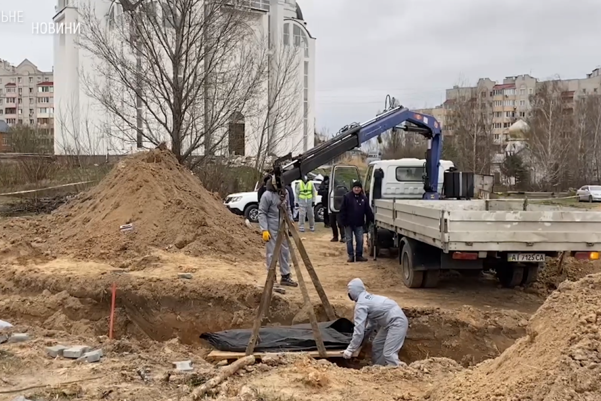 В Буче из еще одной братской могилы начали эксгумировать тела людей, убитых оккупантами В Буче из еще одной братской могилы начали эксгумировать тела людей, убитых оккупантами