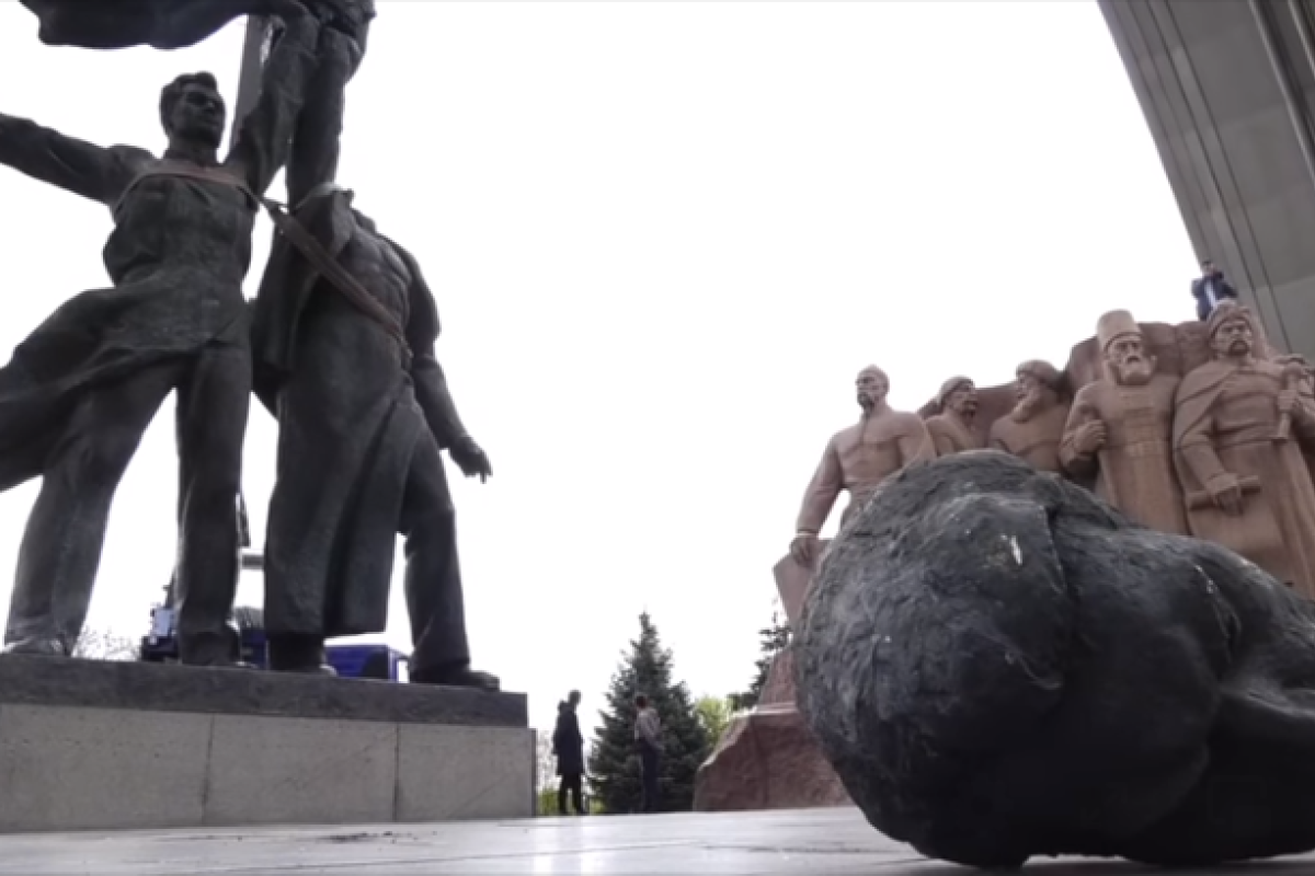 В Киеве не без труда демонтировали памятник "воссоединению" Украины и РФ: в процессе "россиянину" оторвало голову