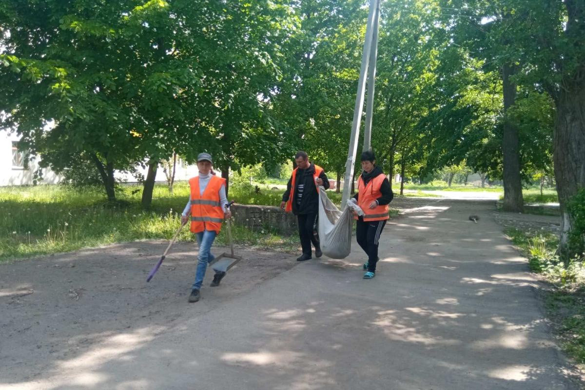 Лисичанські комунальники під звуки вибухів продовжують підтримувати чистоту в місті