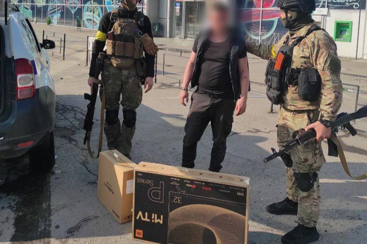 У Лисичанську затримали мародера, що поцупив техніку з магазину У Лисичанську затримали мародера, що поцупив техніку з магазину