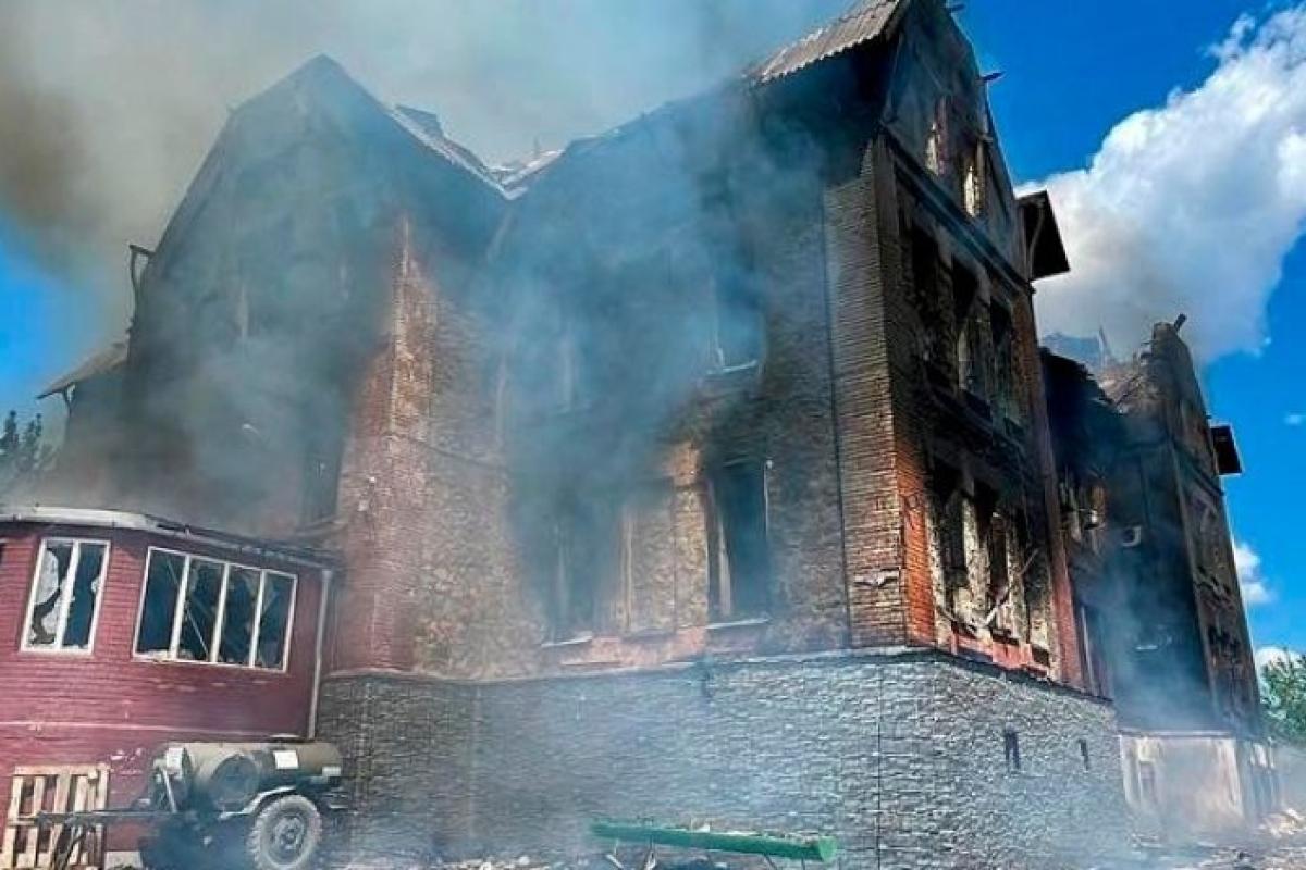 Останній дзвоник для школярів Лисичанська сьогодні звучить дистанційно: зворушливе відео від випускників гімназії