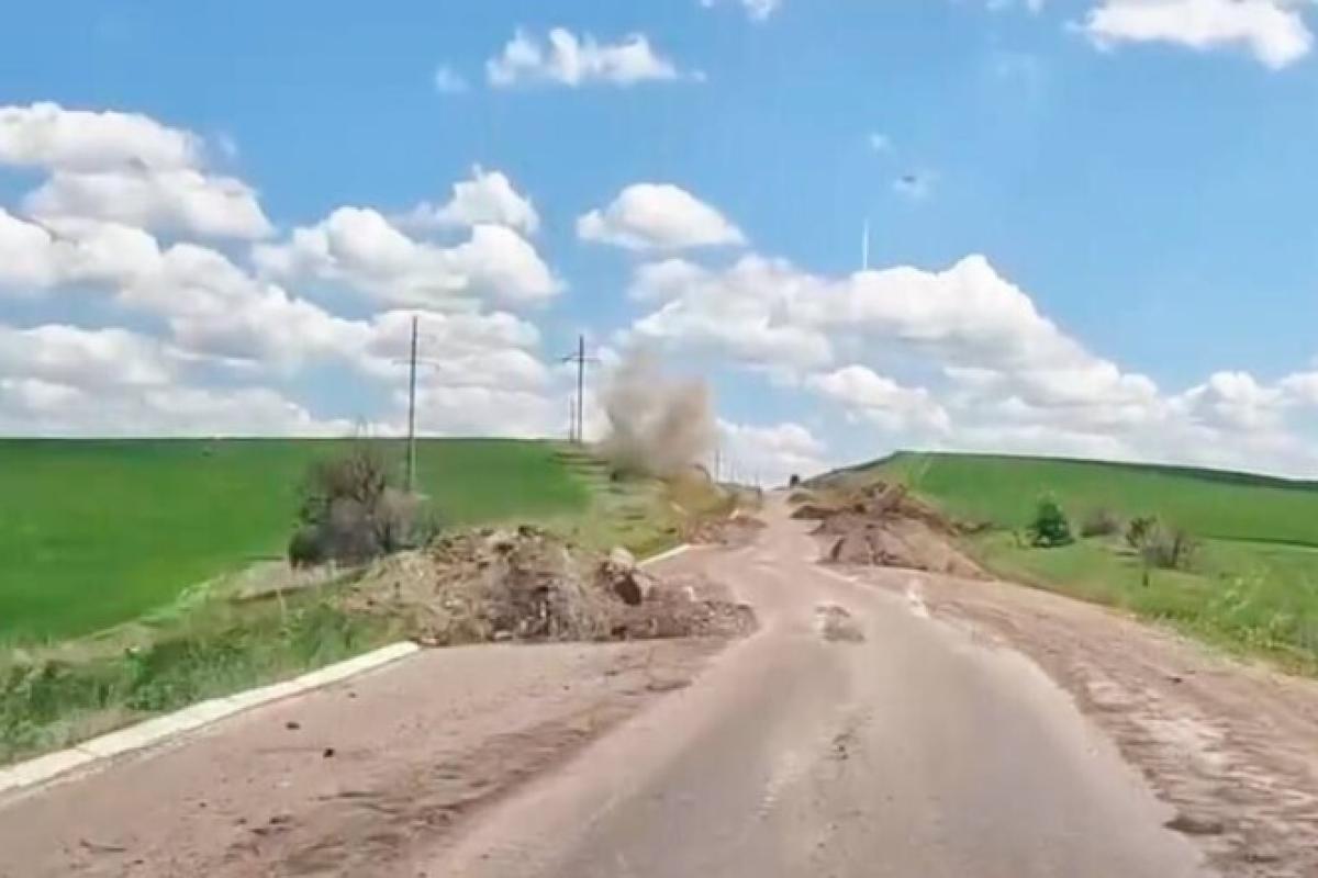Гайдай заперечує, що траса Лисичанськ-Бахмут перерізана ворогом Гайдай заперечує, що траса Лисичанськ-Бахмут перерізана ворогом