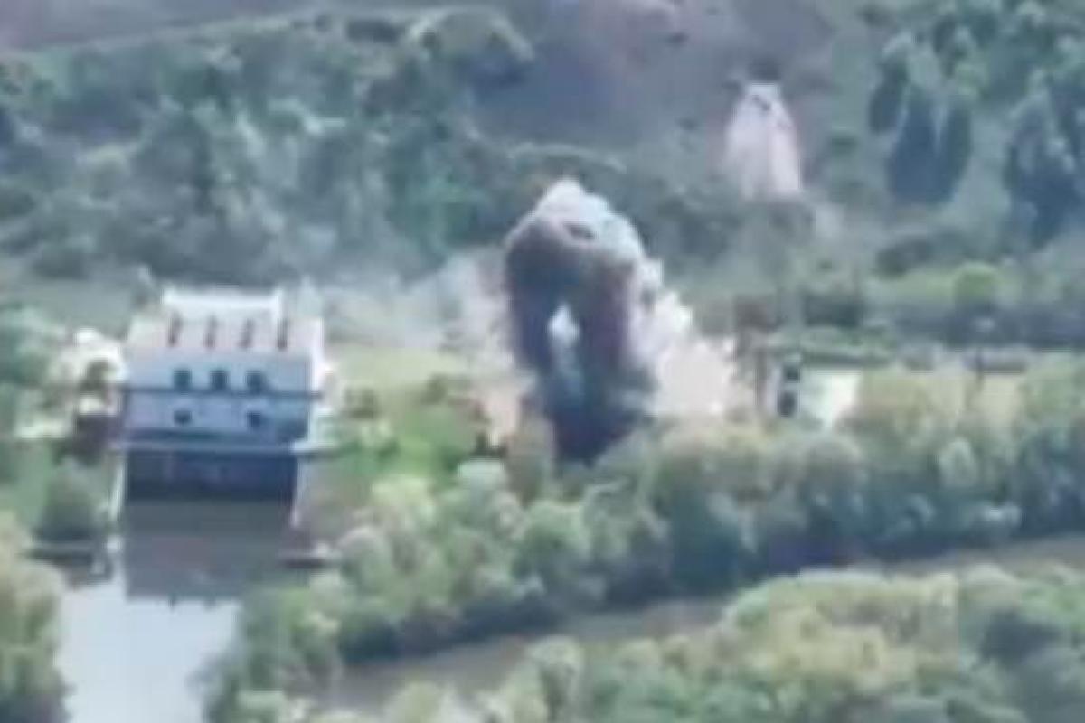Росіяни вдарили по потужностях Попаснянського водоканалу, 1 мільйон людей залишилися без води Росіяни вдарили по потужностях Попаснянського водоканалу, 1 мільйон людей залишилися без води
