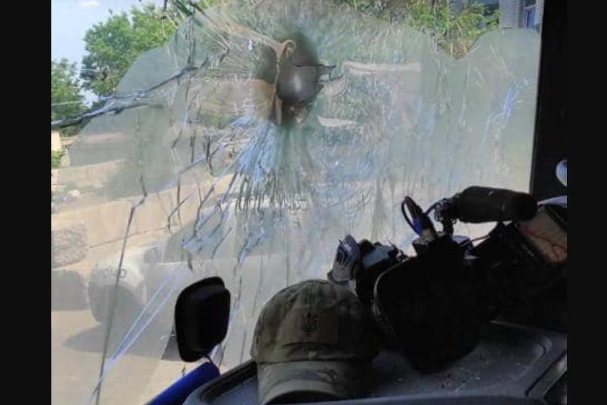 Евакуацію з Луганщини офіційно зупинено: броньоване авто потрапило під обстріл, загинув журналіст Евакуацію з Луганщини офіційно зупинено: броньоване авто потрапило під обстріл, загинув журналіст