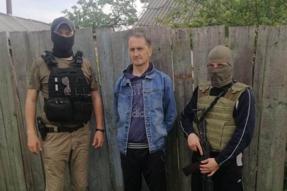У Лисичанську затримали ще одного зрадника, що допомагав ворогу обстрілювати міста Луганщини У Лисичанську затримали ще одного зрадника, що допомагав ворогу обстрілювати міста Луганщини