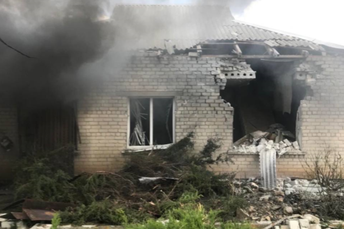 З'явилися фото наслідків обстрілу Мирної Долини під Лисичанськом З'явилися фото наслідків обстрілу Мирної Долини під Лисичанськом