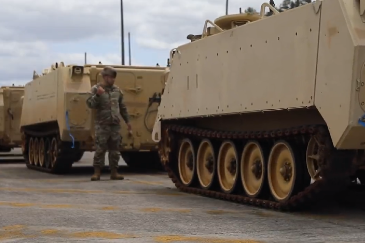 У США показали, як вантажать бронетранспортери M113 для України У США показали, як вантажать бронетранспортери M113 для України