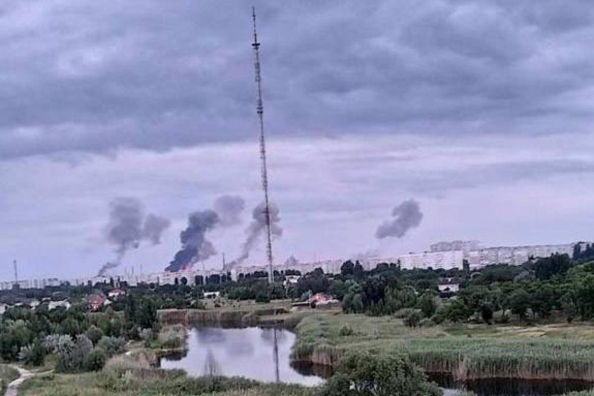Обстріл Кременчука: Росія випустила до 8 ракет, влучили в НПЗ Обстріл Кременчука: Росія випустила до 8 ракет, влучили в НПЗ