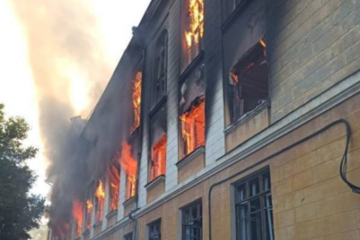 У Лисичанську внаслідок обстрілу окупантами згорів гірничий технікум У Лисичанську внаслідок обстрілу окупантами згорів гірничий технікум