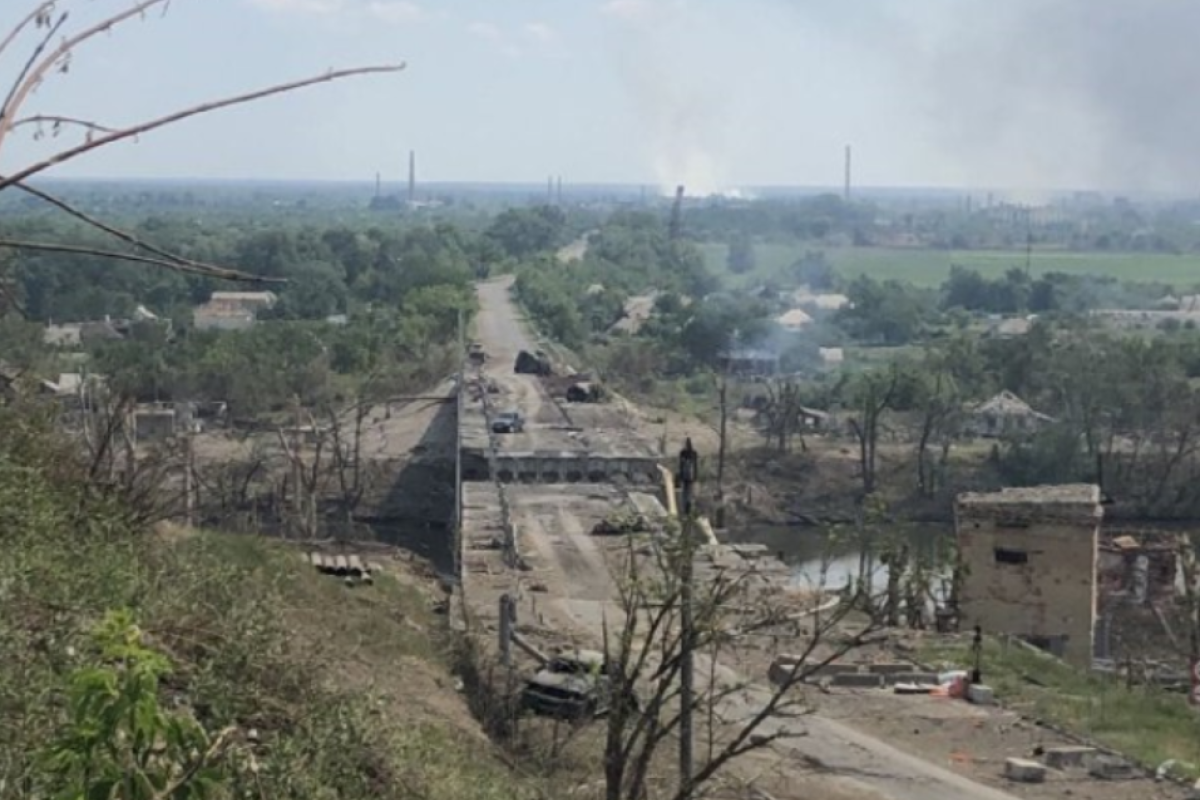 Окупанти зруйнували Пролетарський міст між Лисичанськом та Сєверодонецьком: фото Окупанти зруйнували Пролетарський міст між Лисичанськом та Сєверодонецьком: фото