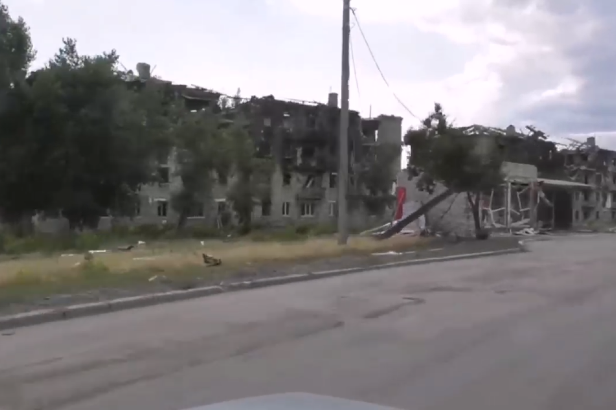 Розбиті будівлі, зруйновані мости та окупанти на танках: відео з Сєвєродонецька та Рубіжного