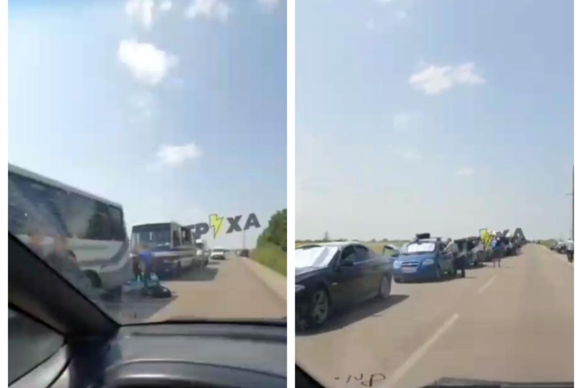 Люди евакуюються подалі від ЗАЕС: під Енергодаром - багатокілометрова колона машин Люди евакуюються подалі від ЗАЕС: під Енергодаром - багатокілометрова колона машин