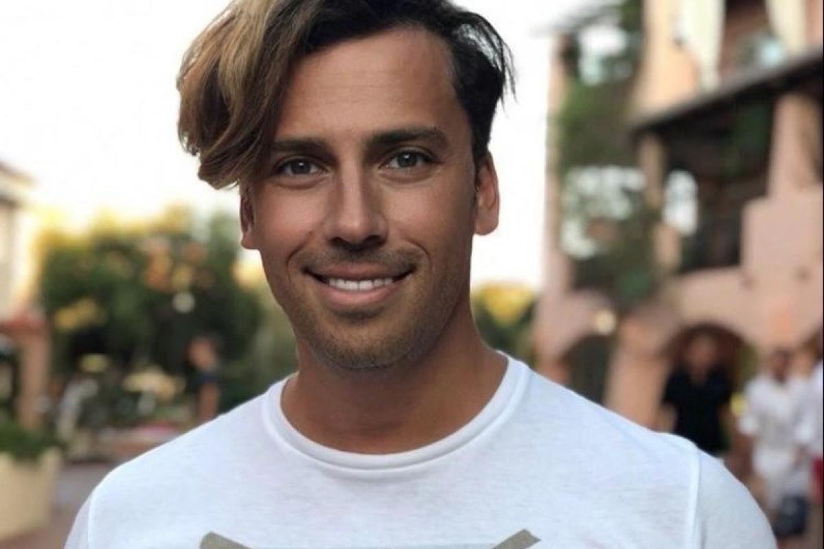 Максим Галкин вышел на сцену в костюме цветов украинского флага Максим Галкин вышел на сцену в костюме цветов украинского флага