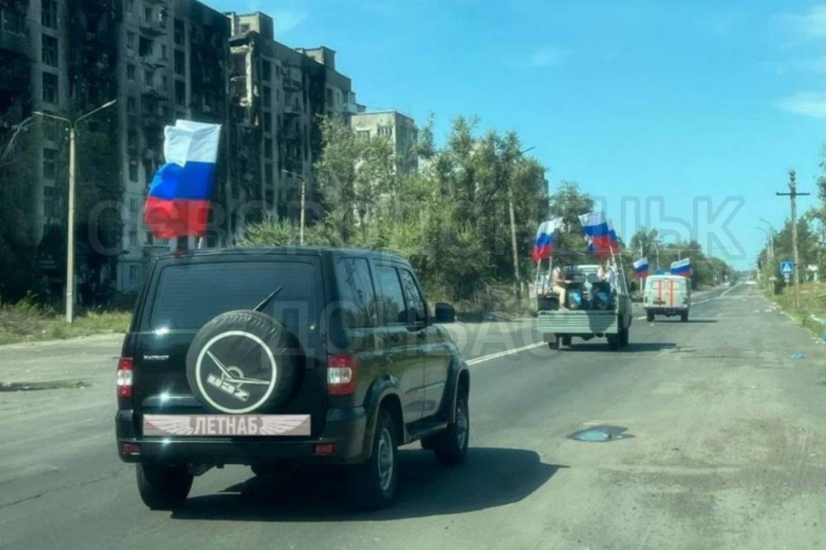 Очень "людно": в оккупированных городах Луганщины отметили день триколора Очень "людно": в оккупированных городах Луганщины отметили день триколора
