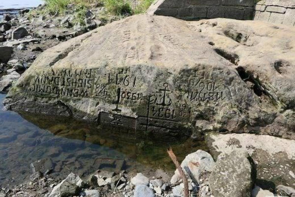 "Якщо побачиш мене, плач": У річках Європи через посуху оголилися "голодні камені" "Якщо побачиш мене, плач": У річках Європи через посуху оголилися "голодні камені"